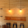 pared de madera y taburetes metálicos