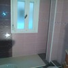 Alicatado,solado y plato de ducha de un baño moderno