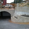 arco de piedra y jardinera