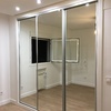 armarios en espejo con perfiles inox