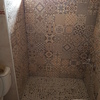 Azulejos y plato ducha de obra con piedras