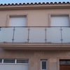 Balcón con estructura de metal y vidrio al ácido. 