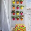 Balcón con macetas de colores