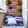 Balcón con palés y plantas