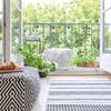balcón pequeño con objetos de decoración