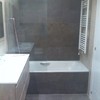 Bañera Reformada con Baldosas Porcelánicas.