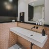 Baño azulejos geométricos rosa empolvado