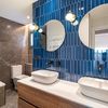 Baño clásico con azulejos en azul intenso