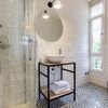 baño con azulejo tipo metro y suelo de inspiración hidraulica con plato de ducha.