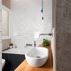 Baño con lavabo y bañera blancas