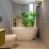 Baño con bañera exenta y planta