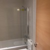 Baño con bañera y mampara