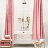 Baño con cortinas en rosa