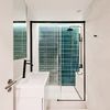 Baño con ducha y azulejos en azul