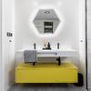 Baño con espejo de forma hexagonal