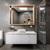 Baño con espejo de madera