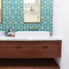 baño con frente porcelánico de inspiración geométrica