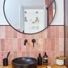 Baño con gran espejo redondo