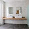 Baño con lavabo doble y estilo vintage