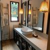 Baño con lavabo y doble espejo