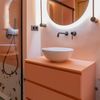 Baño con lavabo y espejo iluminado