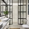 Baño con mampara puertas de cristal y perfilería negra