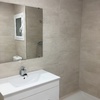 Baño con mueble y espejo