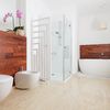 Baño con paneles decorativos de madera