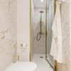 Baño con perfilería dorada