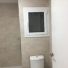 baño con plato de ducha y ventana oscilovatiente