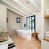 Baño con suelo rústico