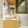 baño con techo y suelo de madera