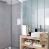 baño con zona de ducha de microcemento