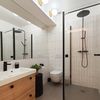 Baño de estilo moderno con grifería en negro
