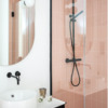 Baño en color rosa y grifería en negro