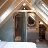 baño en suite con ventana de tejado