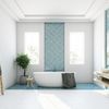 Baño en tonalidades blanco y azul