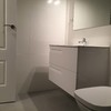 baño estilo contemporáneo con lavabo suspendido