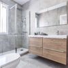 Baño estilo moderno con ducha y mampara