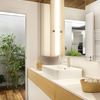 Baño funcional con techo de madera y plantas en patio interior