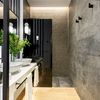 Baño moderno con ducha con porcelánico imitación piedra