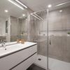 Baño moderno con ducha y mampara de cristal
