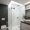 Baño moderno con ducha y mampara de cristal