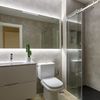 Baño moderno con ducha y microcemento