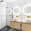 Baño moderno con luz incrustada en espejo
