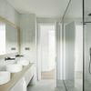 Baño moderno para una familia grande