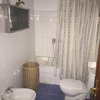Baño muy deteriorado.