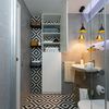 Baño pequeño con almacenaje en vertical