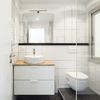 Baño pequeño con ducha y mampara transparente
