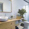 Baño reformado con azulejos tipo metro y microcemento